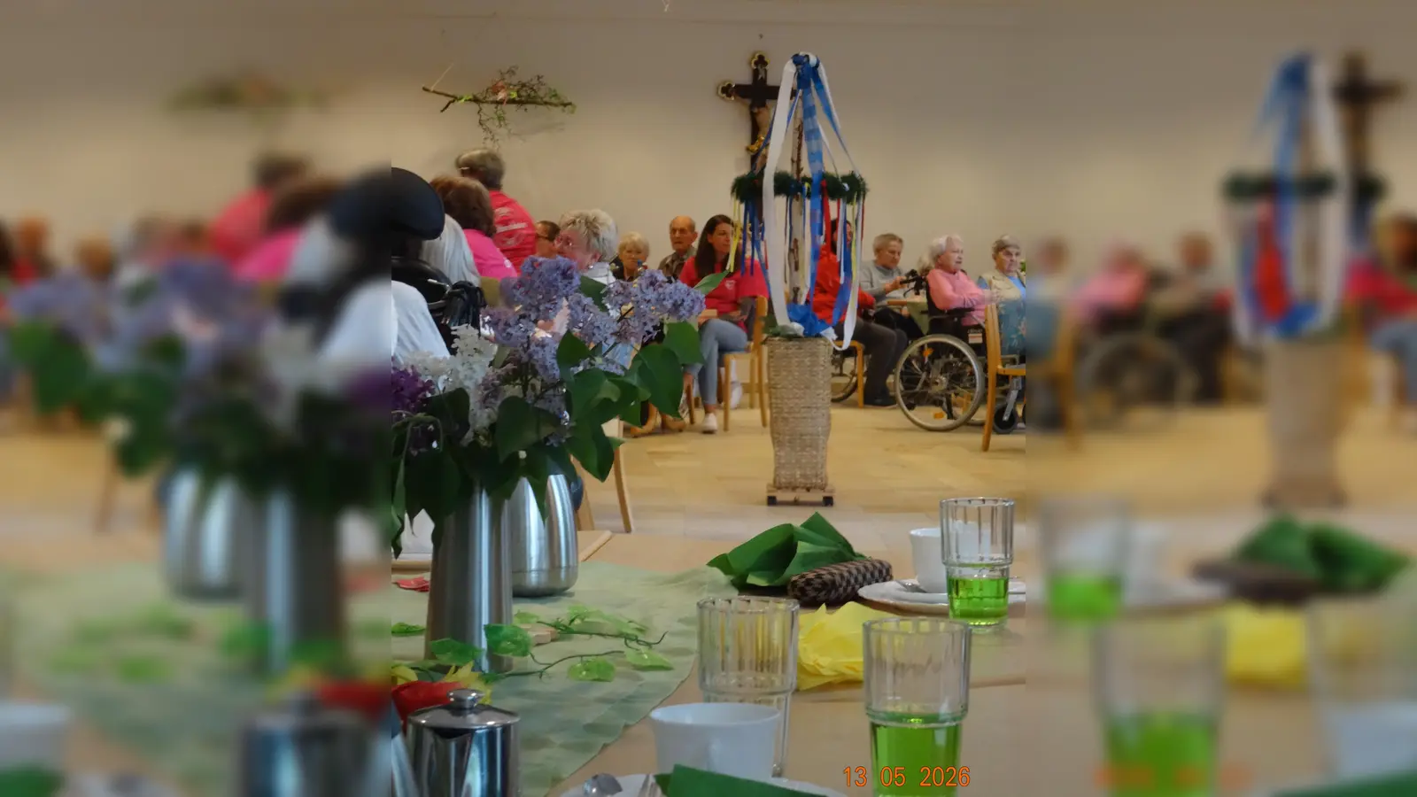 Die Bewohnerinnen und Bewohner des Alten- und Pflegeheimes Oberviechtach haben sich um den Maibaum versammelt (Bild: Michaela Mösbauer)