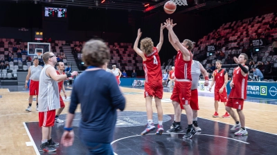 Beim Inklusionsspiel in der Kia Metropol Arena der Nürnberg Falcons trafen die Basketballer des Freizeitclubs der Lebenshilfe auf das Team der Lebenshilfe Bamberg. (Bild: Manfred Zeitler)