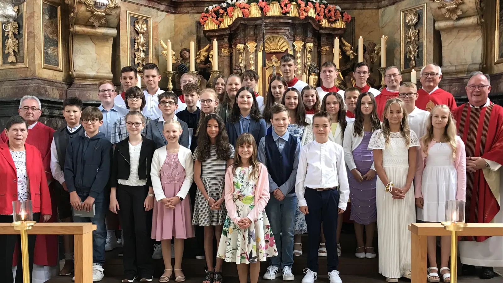 Die Firmlinge mit Zelebranten, Ministranten und Mesnerin.  (Bild: Marianne Moosburger )