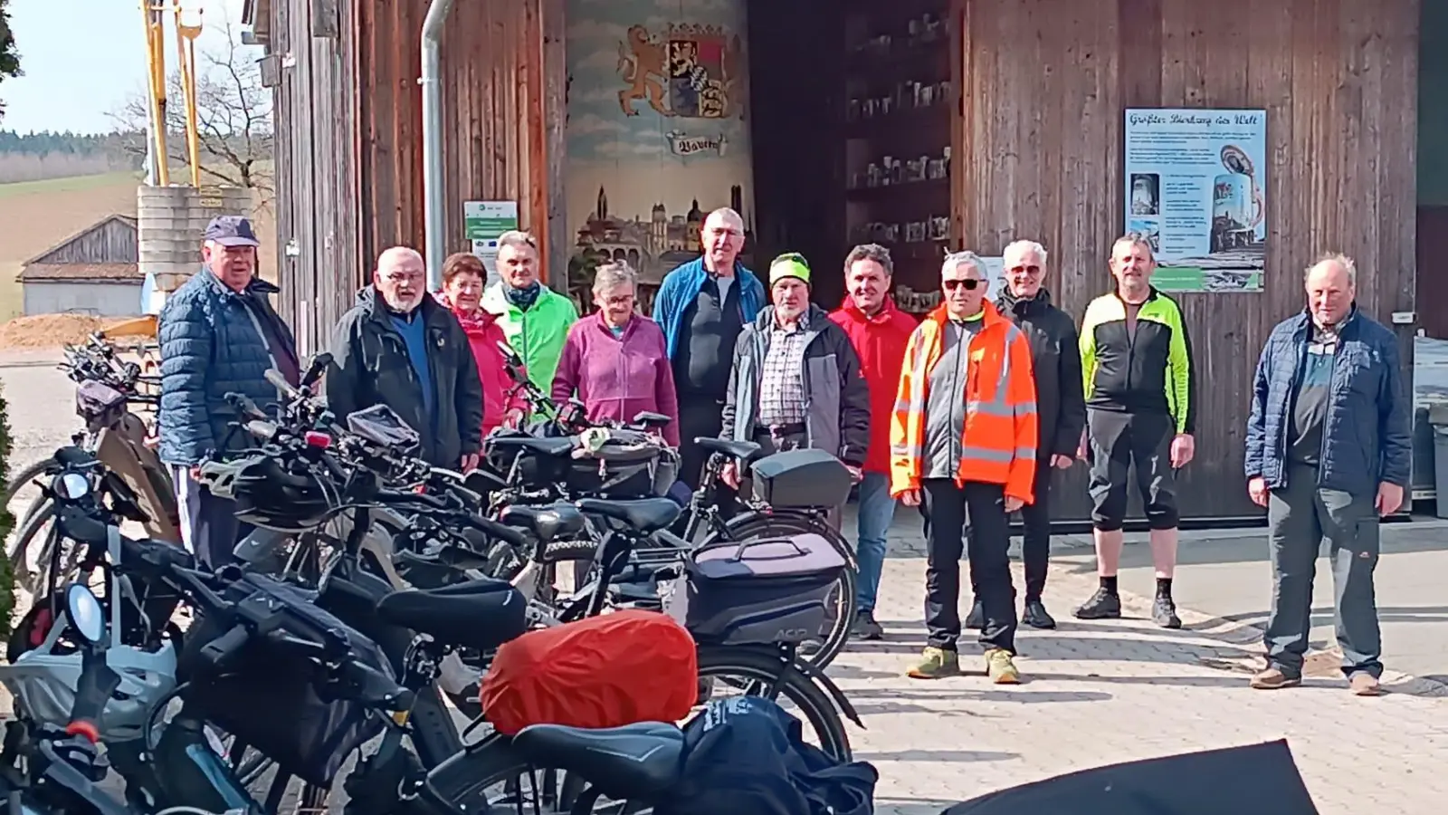 OWV-Montagsradler besuchten größten Bierkrug der Welt. (Bild: Thomas Gareis)