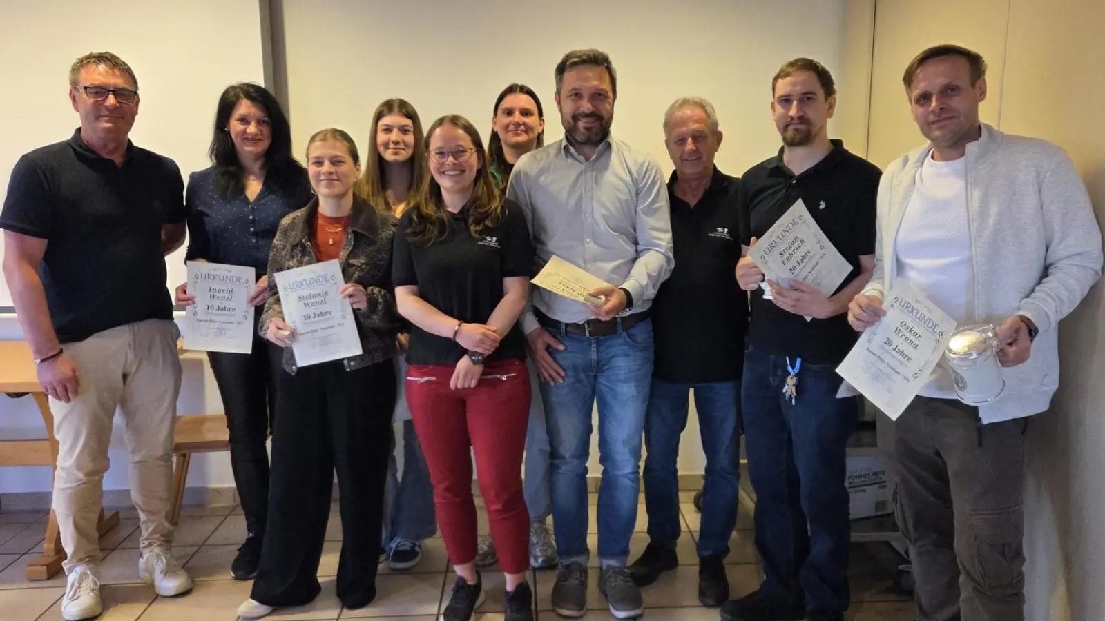 W. Schwarz, Sportreferent <br>für 10 Jahre: Wenzl, S. Wenzl, L. Wenzl, Vorstand L. Urban und S. Binder, M. Grau (v. links)<br>für 20 Jahre: O. Wrona, S. Fuhrich (v. rechts)<br>nicht auf dem Bild für 10 Jahre: V. Haubner, R. Völkl, L. Völkl, T. Völkl, P. Völkl (Bild: Lisa Urban)