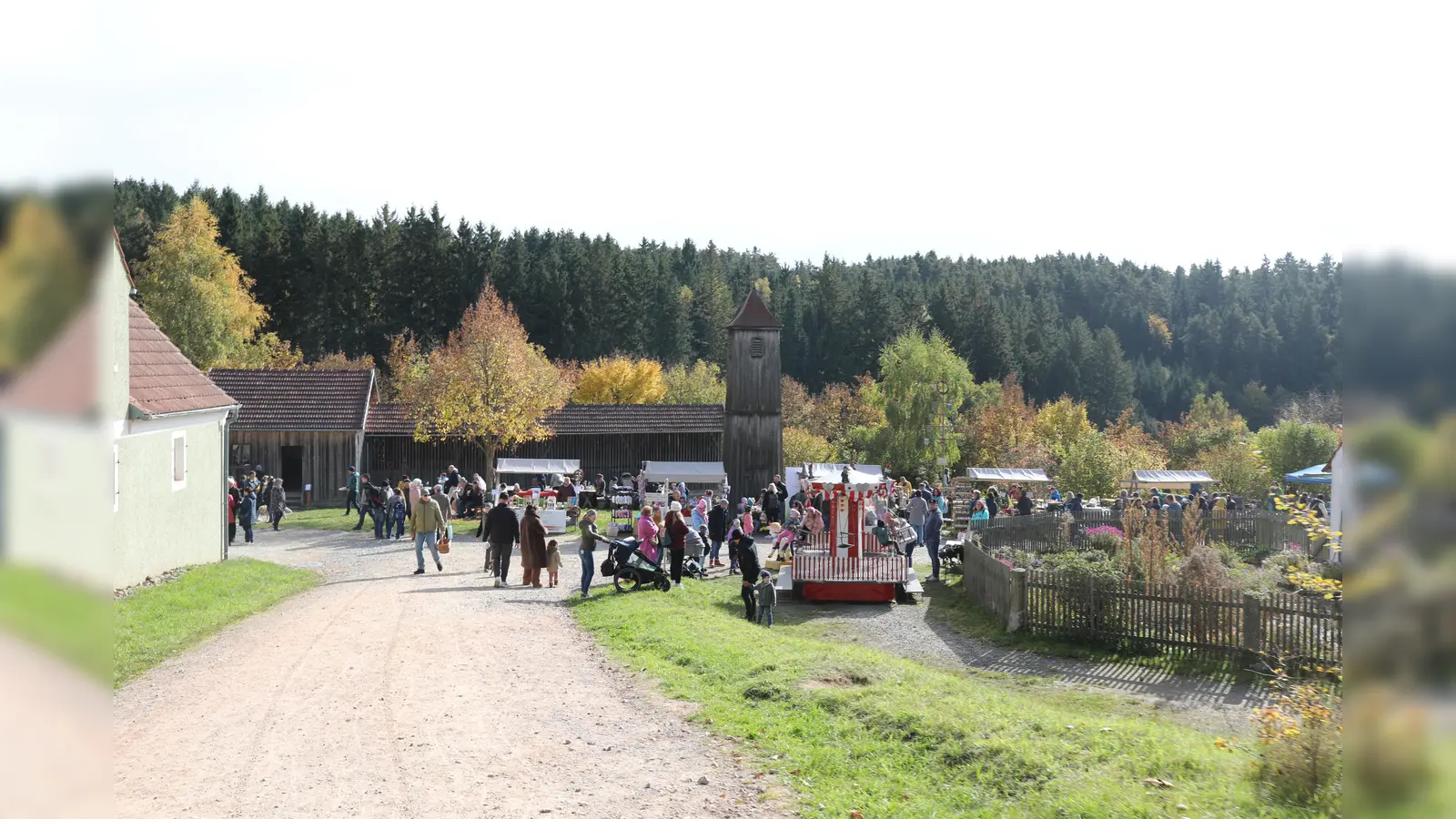Das Bild zeigt den Kirchweihmarkt im Freilandmuseum Oberpfalz. (Bild: Eva Gröninger)