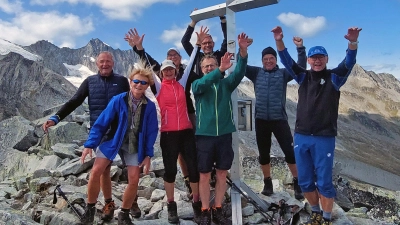 Anton Hollmann, Christa Watzke, Karin Hollmann, Birgit Schelter, Bernhard Goldmann, Sven Hackl, Gerhard Glöckner und Tourenführer Rainer Rahn auf dem Gipfel des Roßkopf.  (Bild: Rainer Rahn)