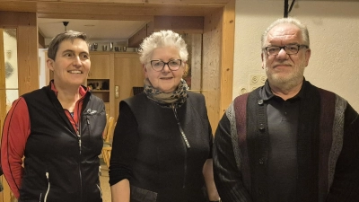 Im Bild (v. l. n. r.): Barbara Kaßeckert (2. Kolping-Vorsitzende), Referentin Erika Steger und Reiner Gärtner (1. Kolping-Vorsitzender) beim Vorsorge-Vortragsabend in Friedenfels. (Bild: Andreas Kaßeckert)