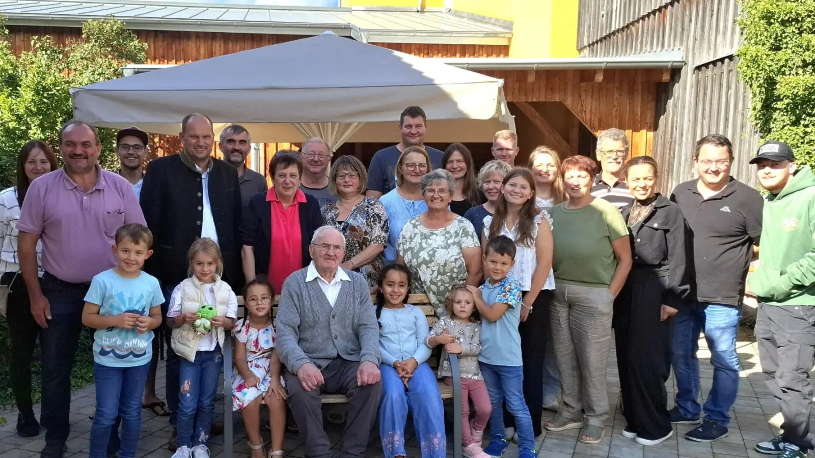 Die Großfamilie wünschte mit Bürgermeister Thomas Kleber dem Jubilar Georg Zierer vor allem Gesundheit. (Bild: Karl Ziegler)