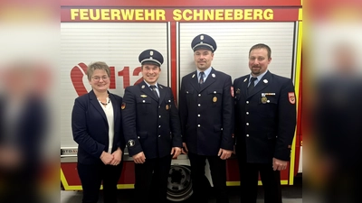 Sebastian Lößl bleibt 2.Kommandant, von links Bürgermeisterin Sonja Meier, 1.Kommandant Christian Winnerl, 2.Kommandant Sebastian Lößl und KBM Peter Killermann. (Bild: Annemarie Mösbauer)