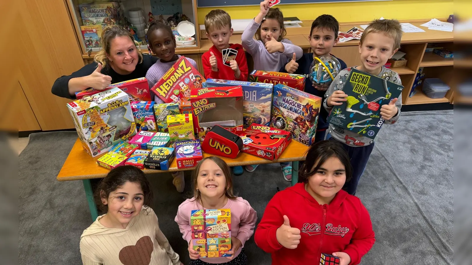 Bei den Kindern der OGS herrscht große Freude über den Gewinn. (Bild: Saskia Waidhas)