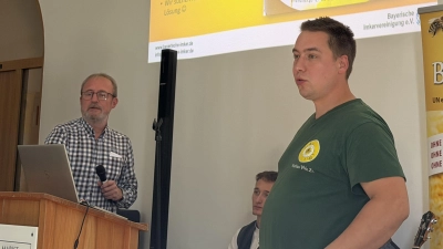 Bayerische Imkervereinigung - Vorsitzender Stefan Ditl (links) aus Plech und der Vorsitzende des Imkervereins Waldthurn Matthias Weiß-Zimmermann (Bild: Franz Völkl)