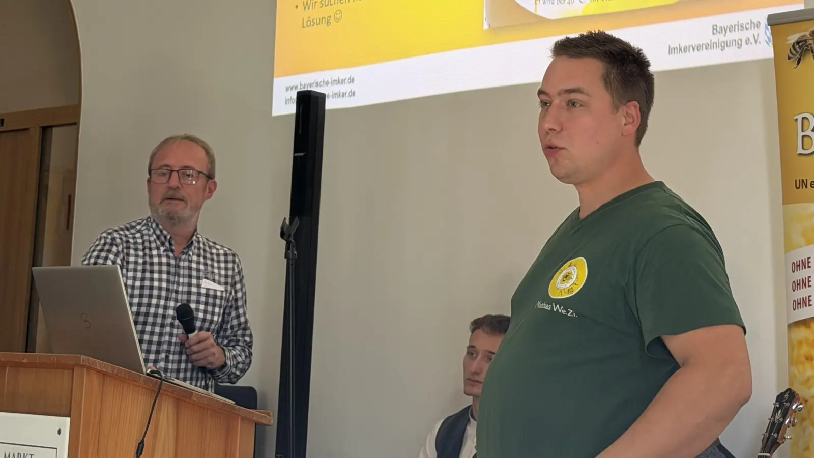 Bayerische Imkervereinigung - Vorsitzender Stefan Ditl (links) aus Plech und der Vorsitzende des Imkervereins Waldthurn Matthias Weiß-Zimmermann (Bild: Franz Völkl)