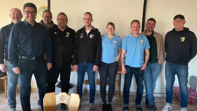 Die neugewählte Vorstandschaft des Fördervereins Fußball der DJK Neustadt/WN mit Vorsitzendem Markus Zimmermann (4. v. l.) und 2. Vorsitzendem Armin Aichinger (2. v. l.) (Bild: Armin Aichinger)