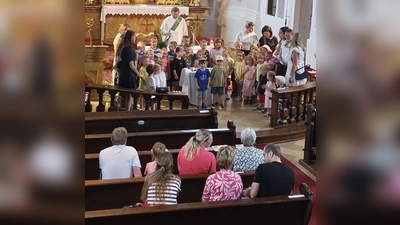 Die Abschlussandacht der Vorschulkinder fand in der Pfarrkirche statt und wurde von Diakon Rudi Hoffmann auf einfühlsame und feierliche Weise gestaltet. (Bild: Josef Söllner)