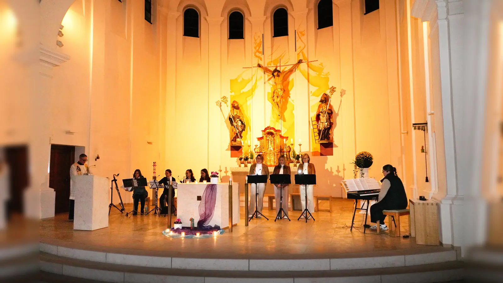 Marienlob in der Waidhauser Pfarrkirche „St. Emmeram“ . Im Bild von links: Pfarrer Adam Karolczak, das Klarinettenquartett HolzLiebe (Margret Gress, Lena und Lisa Putzer sowie Anna Nahrhaft) , das Gesangstrio TriAngel (Andrea Götz, Steffi Daubenmerkl und Doris Völkl) und Marina Daubenmerkl. Foto: Franz Völkl (Bild: Franz Völkl)
