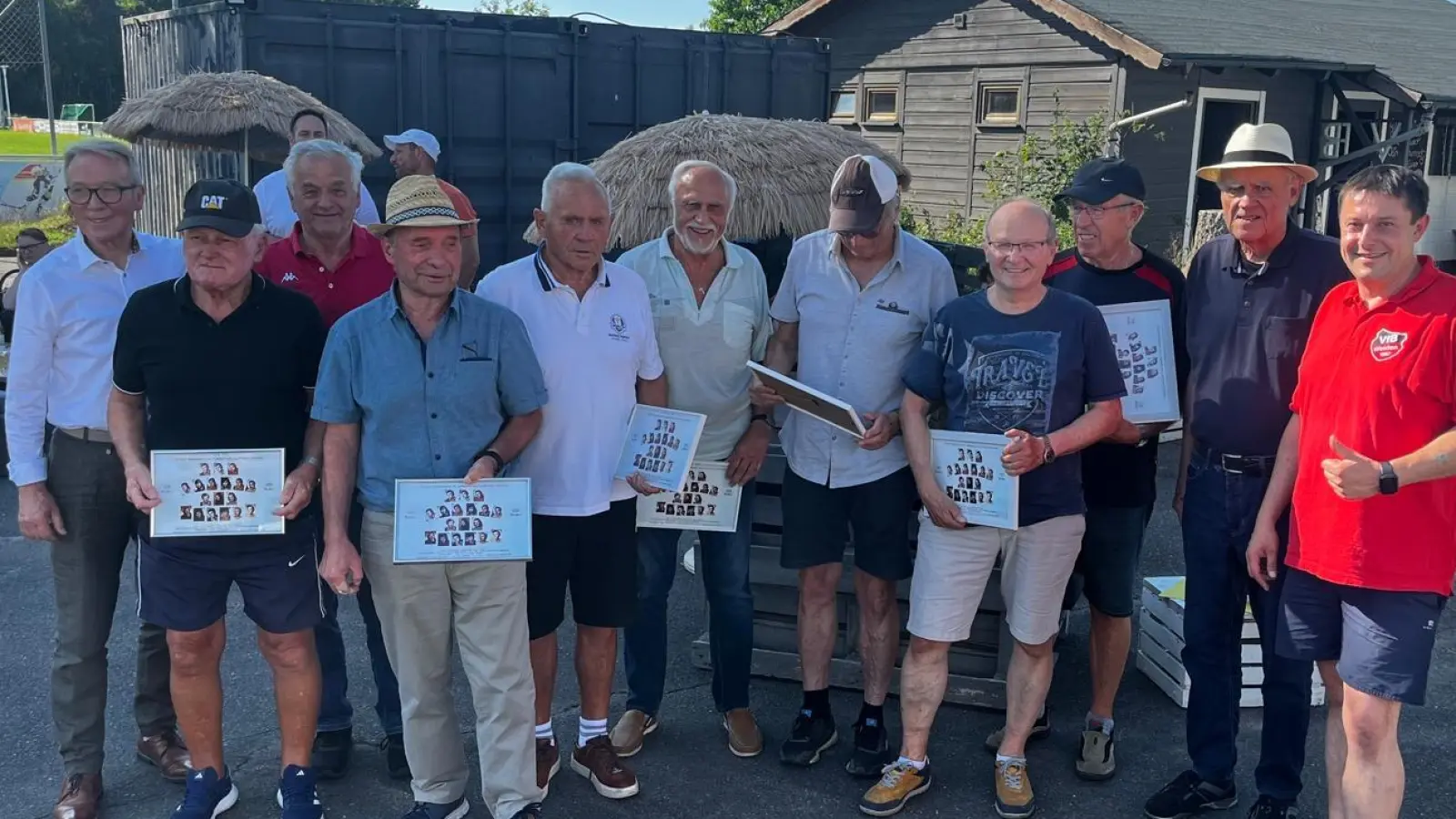 Meistermannschaft 1975 des VfB Weiden e.V. mit Bürgermeister Reiner Wildenauer, VfB Ehrenmitglied und Bürgermeister Lothar Höher sowie 1. Vorstand VfB Weiden e.V. Stephan Gollwitzer, Foto: Heinz Lorenz (Bild: Stephan Gollwitzer)
