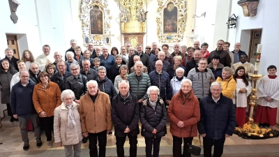 Nach dem Dankgottesdienst stellten sich die Priester mit den Ehejubilaren, darunter Annemarie und Michael Hummer mit 71 Ehejahren, einem Erinnerungsfoto. (Bild: Karl Ziegler)