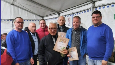 Die strahlenden Gewinner des Preisschafkopfs: Hans Schöpf (1. Platz), Norbert Schärtl (2. Platz), Harald Janker (3. Platz), Alfons Graf (Trostpreis) mit Organisator Günter Hartmann und den Vorständen Manuel Neidel und Sonja Oppermann. (Bild: Manuel Neidel)