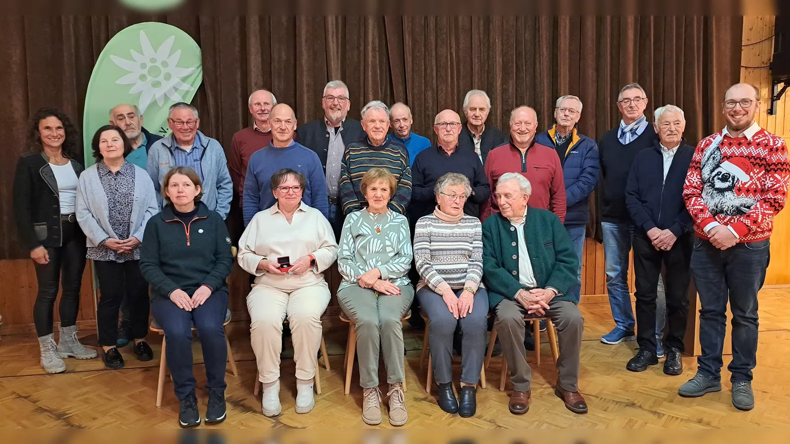 Sektionsjubilare mit 1. Vorsitzenden Karsten Friedrich (rechts) und Schatzmeisterin Doris Reil (links) (Bild: Doris Reil)
