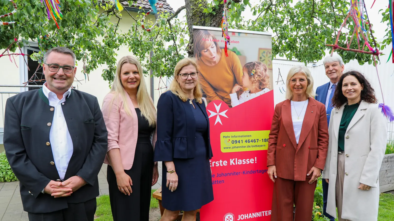 (V.l.n.r.): Martin Steinkirchner, Mitglied des Regionalvorstands der Johanniter in Ostbayern, Sabine Brem, Team Lead People Business Partner bei Conrad Electronic SE, Beate Dietrich, Bürgermeisterin der Stadt Hirschau, Ulrike Scharf, Staatsministerin im Staatsministerium für Familie, Arbeit und Soziales, Michael Rischke, stellv. Landrat im Landkreis Amberg-Sulzbach, Kerstin Tapparelli, Einrichtungsleitung Johanniter-Kinderhaus Conrad. (Bild: Matthias Walk)