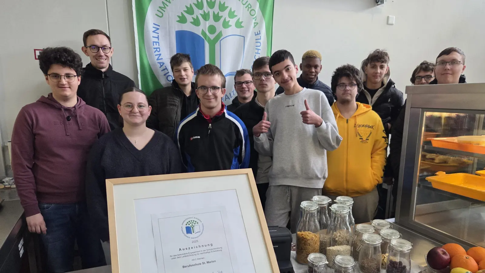 Lehrkraft: Dominik Bruhn, Schüler der Klasse Berufsvorbereitungsjahr Garten- und Landschaftsbau. (Bild: Tobias Mandl)