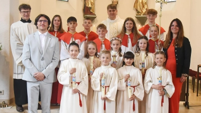 Erstkommunionkinder mit Herrn Pfarrer Pollinger, Pastoralreferent M. Winter und einige Lehrkräfte  (Bild: Angelika Kempf)