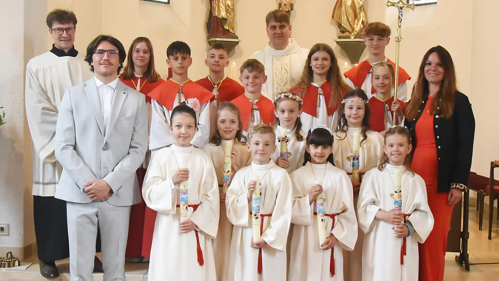 Erstkommunionkinder mit Herrn Pfarrer Pollinger, Pastoralreferent M. Winter und einige Lehrkräfte  (Bild: Angelika Kempf)