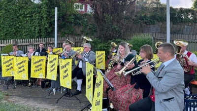 Unter Leitung von Johannes Prechtl (re.) spielte die Fichtelgebirgskapelle Ebnath zum Konzert im Pfarrgarten auf. (Bild: Josef Söllner)