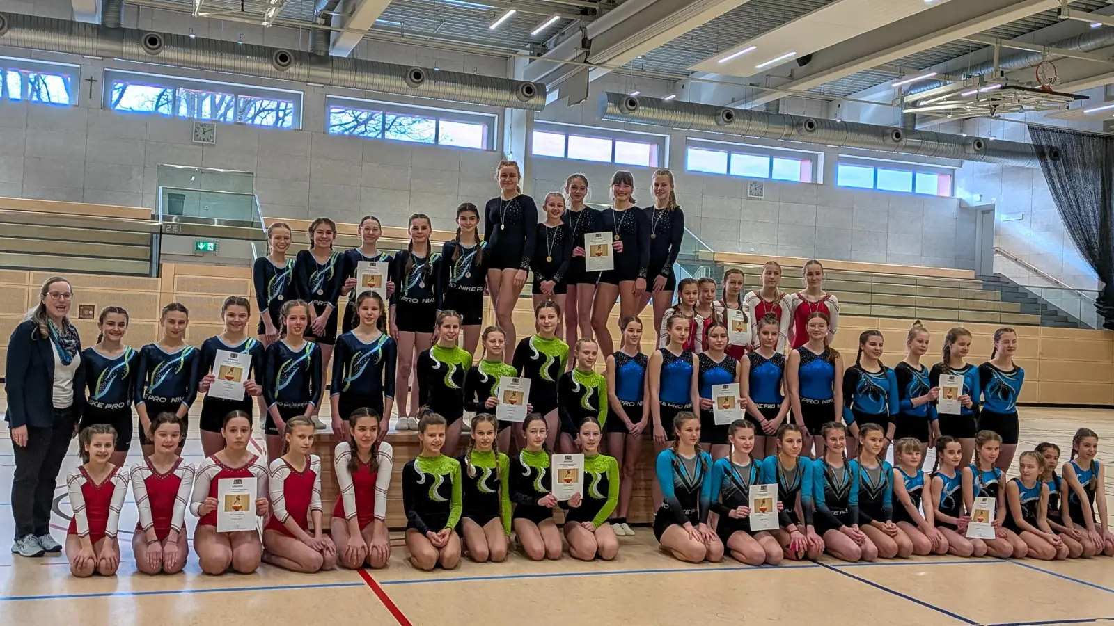 Die Turnerinnen der 11 Mannschaften der Schulen der Oberpfalz bei der Preisverleihung des Bezirksentscheids. (Bild: Anja Malzer)