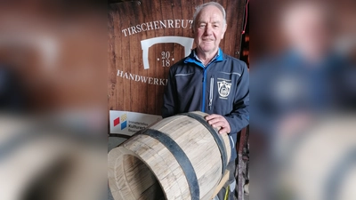 Herbert Konrad bei einem in Bearbeitung befindlichen Bierfass. (Bild: Herbert Konrad/Arbeitskreis Historisches Handwerk/exb)