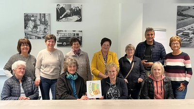 Die Mitglieder des Frauenbundes Trausnitz mit den Vorsitzenden Maria Klar und Maria Müller (vorne Mitte) bei der Spendenübergabe an stellvertretende Vorsitzende Brigitte Krause und Aufsichtsratsmitglied Max Hohlrüther (hinten von rechts) vom HPZ Irchenrieth (Bild: Petra Kummer)