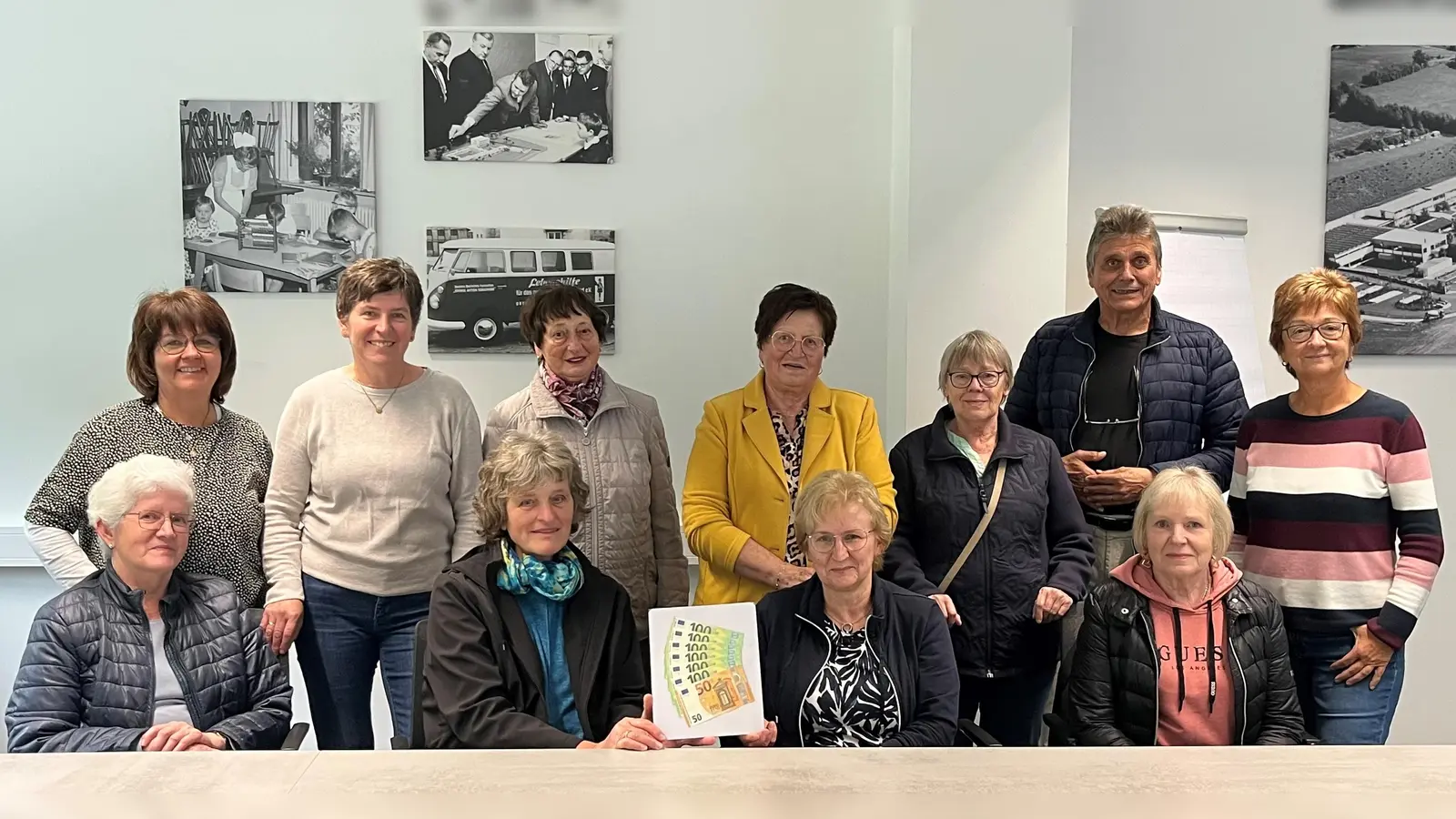 Die Mitglieder des Frauenbundes Trausnitz mit den Vorsitzenden Maria Klar und Maria Müller (vorne Mitte) bei der Spendenübergabe an stellvertretende Vorsitzende Brigitte Krause und Aufsichtsratsmitglied Max Hohlrüther (hinten von rechts) vom HPZ Irchenrieth (Bild: Petra Kummer)