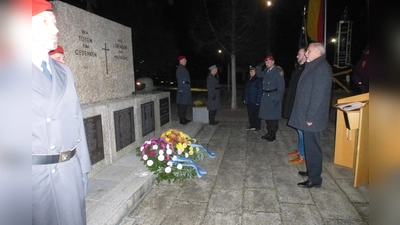 Bürgermeister Ludwig Biller und sein erster Vertreter Julian Kraus, Manfred Heider und Karl Stahl legten Kränze am Mahnmal nieder. (von rechts) (Bild: Siegfried Bock)