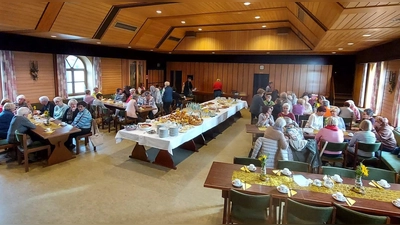 Ein vollbesetzter Pfarrsaal beim Frauenfrühstück in Neusorg. (Bild: Gabi Söllner)