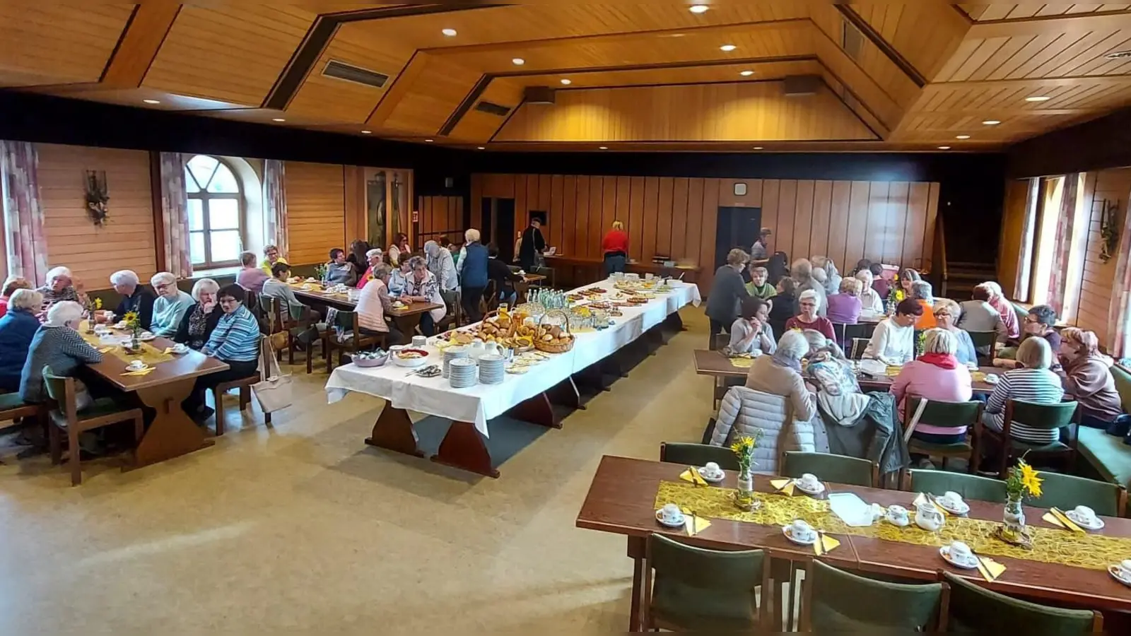 Ein vollbesetzter Pfarrsaal beim Frauenfrühstück in Neusorg. (Bild: Gabi Söllner)