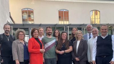 von links: Herr Raith, Frau Wolfsteiner, Frau stellvertr. Landrätin Schindler, Herr Lanzinger, Herr Schmauß, Frau Plank, Frau Diakonin Deyerl, Frau Andretter, Frau Moser Herr von der Sitt, Herr Pfarrer Stolz, Herr Diakon Rühl. (Bild: Xenia Wilk)
