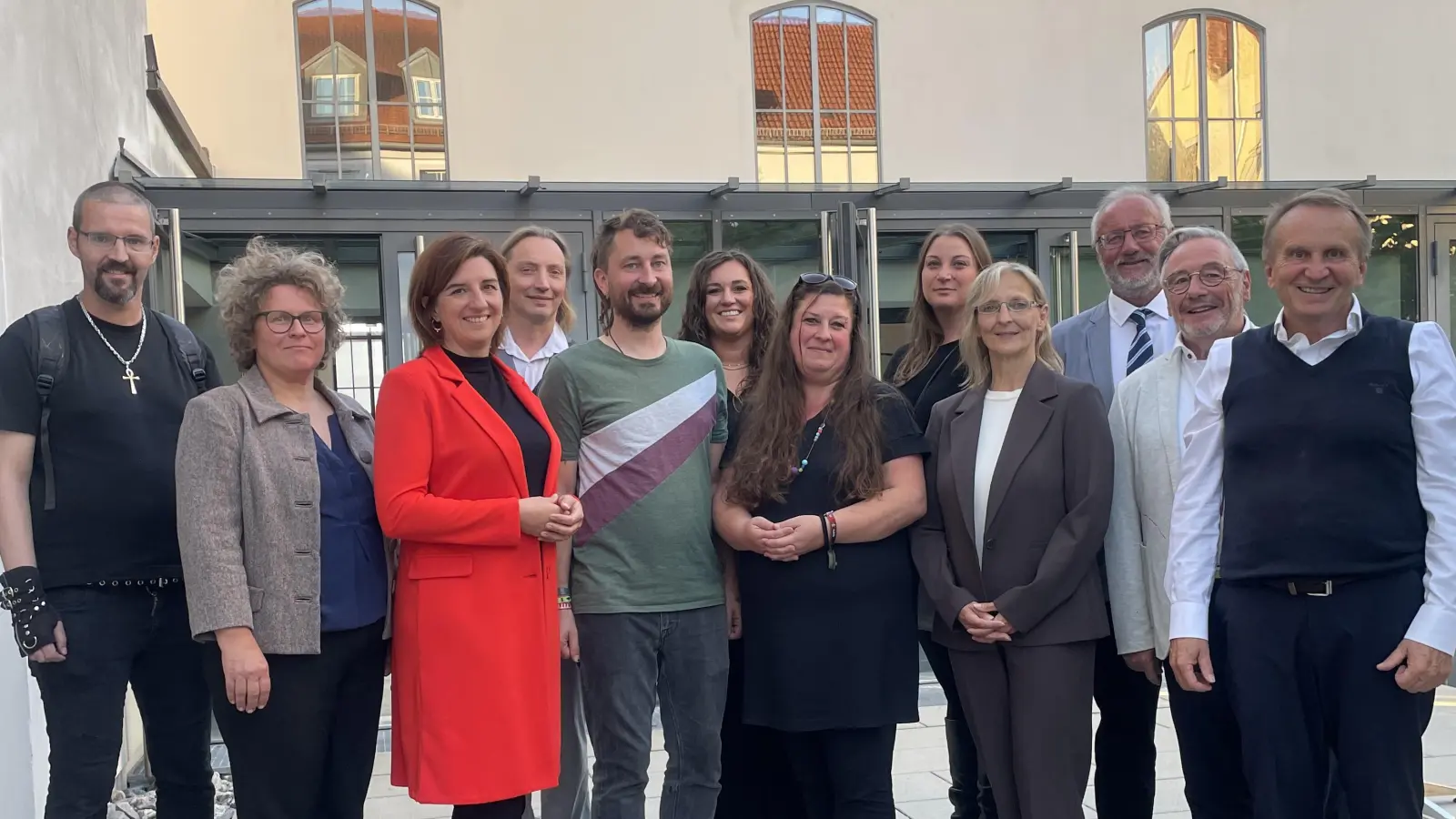 von links: Herr Raith, Frau Wolfsteiner, Frau stellvertr. Landrätin Schindler, Herr Lanzinger, Herr Schmauß, Frau Plank, Frau Diakonin Deyerl, Frau Andretter, Frau Moser Herr von der Sitt, Herr Pfarrer Stolz, Herr Diakon Rühl. (Bild: Xenia Wilk)