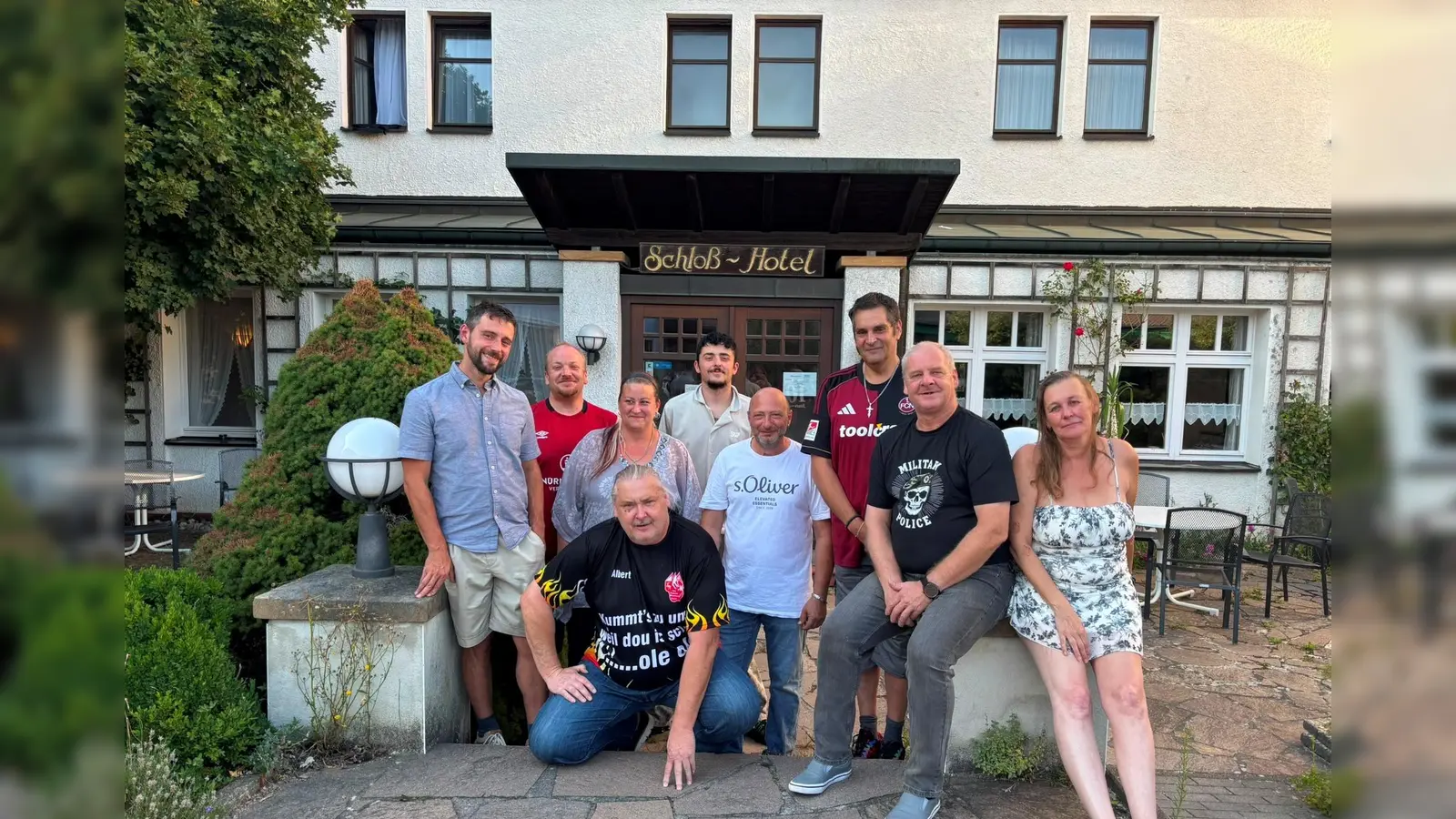Die neue Vorstandschaft der FCN-Freunde Hirschau blickt voller Zuversicht auf die kommenden Jahre. Vorne kniend: Albert Neubert, Vordere Reihe von links: Simon Seibert, Tanja Barile, Franco Barile, Ralf Nutz, Brigitta Nutz, hintere Reihe von links: Mark Schirmeister, Justin Hirschmann und 1. Vorsitzender Markus Hirschmann. (Bild: Annalena Hirschmann)