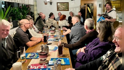 Mit einem Augenzwinkern wurden die Gemeinderäte der CSU sowie das Publikum auf humorvolle Weise in das Programm einbezogen. (Bild: Regina Reinl)