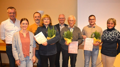 Die anwesenden geehrten Mitglieder Albert Meyer, 3. v. li., Maria Überschaer, 4. v. li., Helmut Sperber, 3. v. re. und Michael Meier, Vertreter für Norbert Meier zusammen mit den Gratulanten 1. Vorsitzende Marion Schlosser, re., Roland Maier, 4. v. re., 2. Vorsitzende Judith Schreiber und Bürgermeister Hermann Falk li. (Bild: Fritz Dietl)