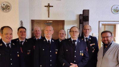 Für ihre 50-jährige Treue zur Feuerwehr Unterbruck gratulierten den Geehrten Manfred Groß und Hermann Dötsch (Vierter und Sechster von links) stellvertretender Kommandant Gerhard Veigl, Vorsitzender Klaus Biersack, Kommandant Martin Stangl, stellvertretender Vorsitzender Marco Philipp, KBM Alois Schindler sowie Bürgermeister Hans Walter (von links).  (Bild: Feuerwehr Unterbruck/exb)