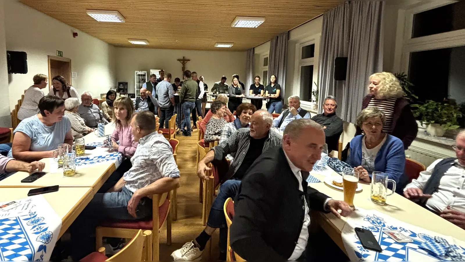 Mit fortschreitendem Abend füllte sich auch die Bar der Jungen Union im hinteren Saal des Theresienheims. (Bild: Christina Rosner)