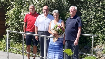Claudia Summer mit (von links) Wellnessleiter Herbert Pufke, Werkleiter Klaus Meyer und ehemaliger Werkleiter Gerhard Geiger im Saunagarten. (Bild: Barbara Bannert)