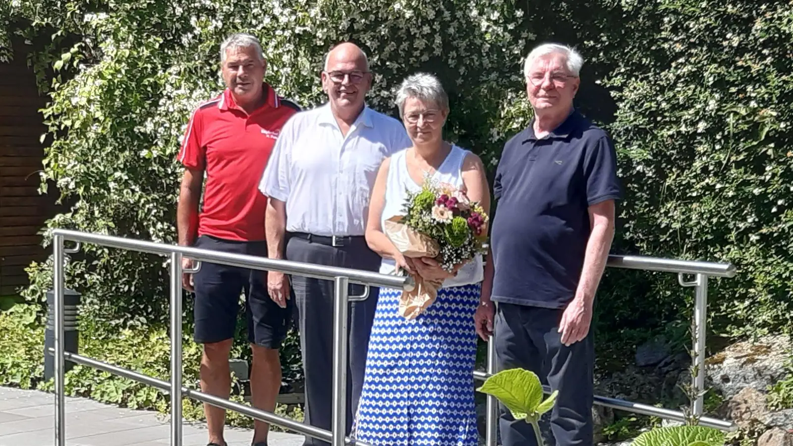 Claudia Summer mit (von links) Wellnessleiter Herbert Pufke, Werkleiter Klaus Meyer und ehemaliger Werkleiter Gerhard Geiger im Saunagarten. (Bild: Barbara Bannert)
