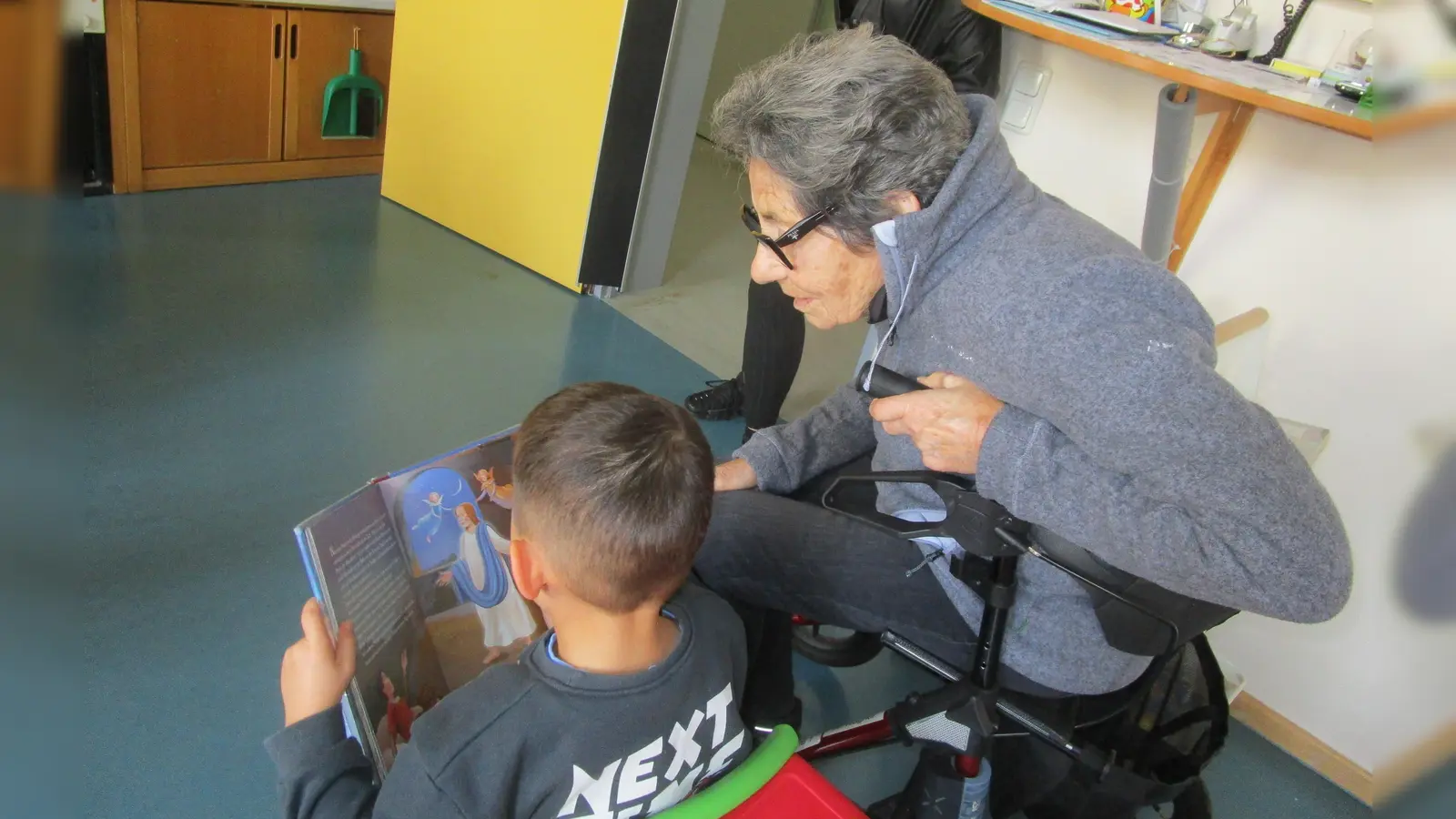 Senioren und Kindergartenkinder schätzen im Caritas-Marienheim die gemeinsamen Aktivitäten. (Bild: Daniela Donhauser)