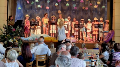 Ausgestattet mit passenden Accessoires, sangen die Kinder begeistert die Sommerhits „Ab in den Süden” und „Pack die Badehose ein”. (Bild: Julia Sommer)