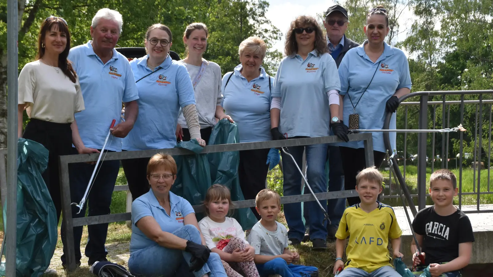 Die „Freunde des Stadtbads” mit einigen der beteiligten Schüler der Clausnitzerschule. Vorsitzender Hans Forster und StV. Schulleiterin Nadine Hagelstein links im Bild. (Bild: Bernhard Czichon)