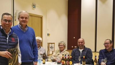 Vorsitzender Walter Elberskirch bedankt sich beim Referenten und Biersommelier Ulrich Ferstl mit einer Flasche Domwein. (Bild: Sepp Ferstl)