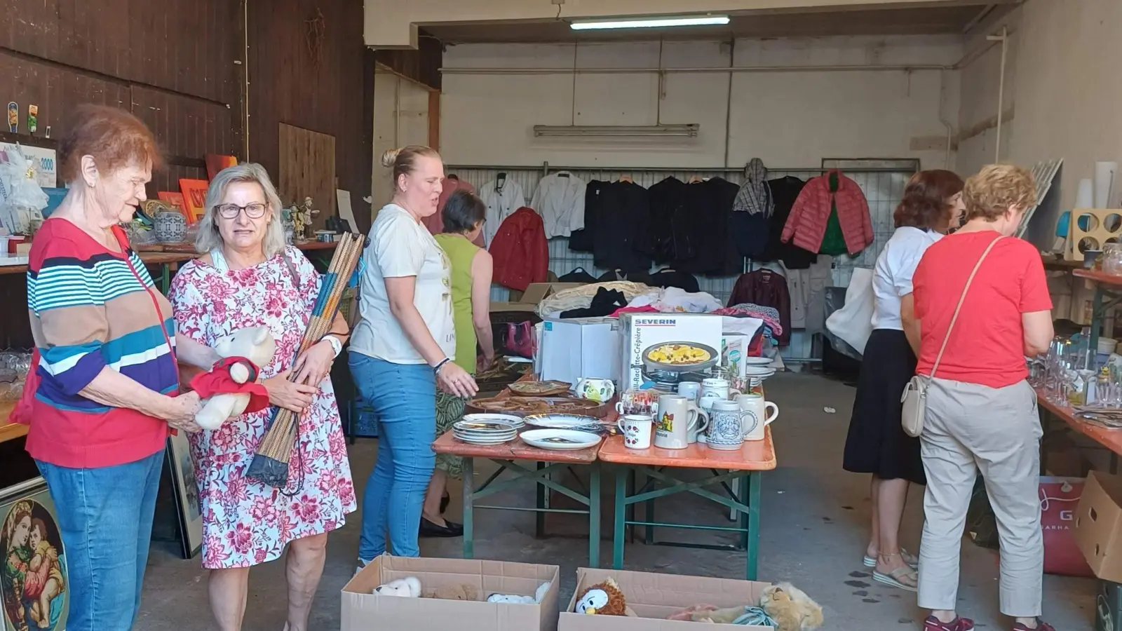 Beim Flohmarkt der CSU-Frauen-Union herrschte im ehemaligen städtischen Bauhof am Vormittag reger Kundenandrang. Unter der Regie der FU-Vorsitzenden Stadträtin Michaela Meier (3. von links), ihrer Stellvertreterin Bärbel Birner (nicht im Bild) und der Ehrenvorsitzenden Heidi Flierl (links) wurde dieser problemlos bewältigt. (Bild: Werner Schulz)