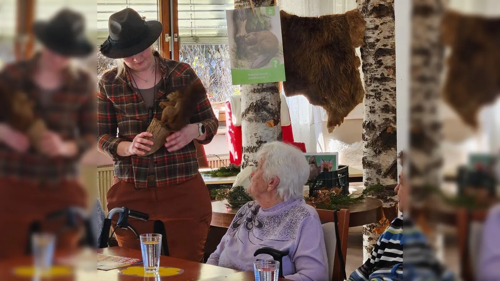 Jägerin Simone Baier erklärt die örtliche Flora und Fauna.  (Bild: Elke Frauenreuther )