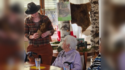 Jägerin Simone Baier erklärt die örtliche Flora und Fauna.  (Bild: Elke Frauenreuther )