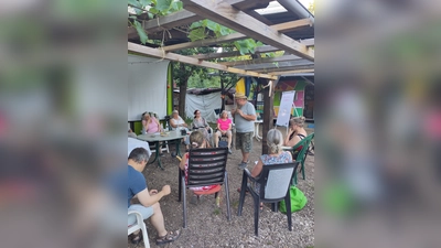 Vortrag im interkulturellen Garten  (Bild: Astrid Knab)