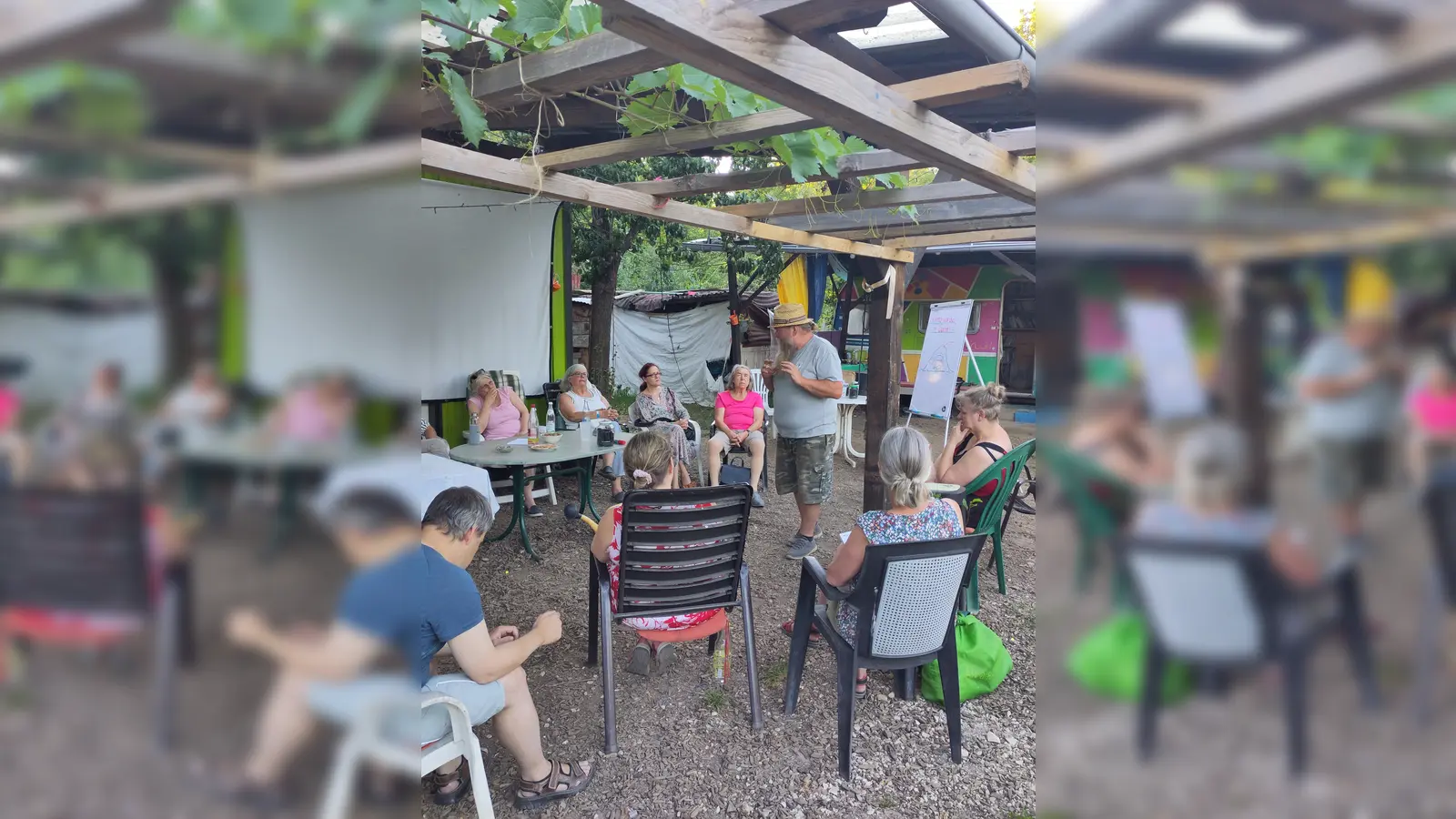 Vortrag im interkulturellen Garten  (Bild: Astrid Knab)